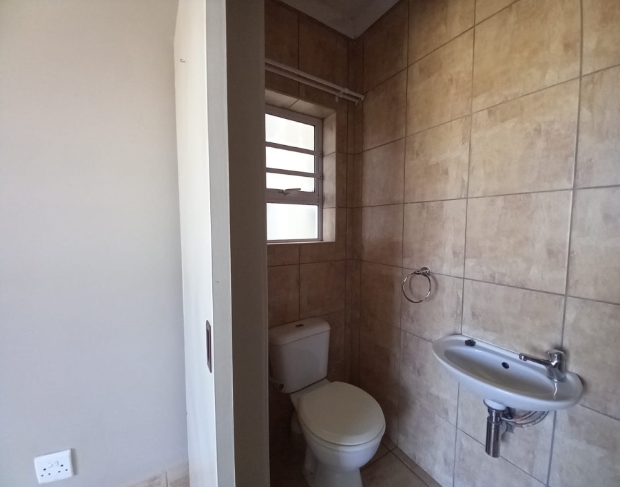 To Let 2 Bedroom Property for Rent in Uitzicht Western Cape